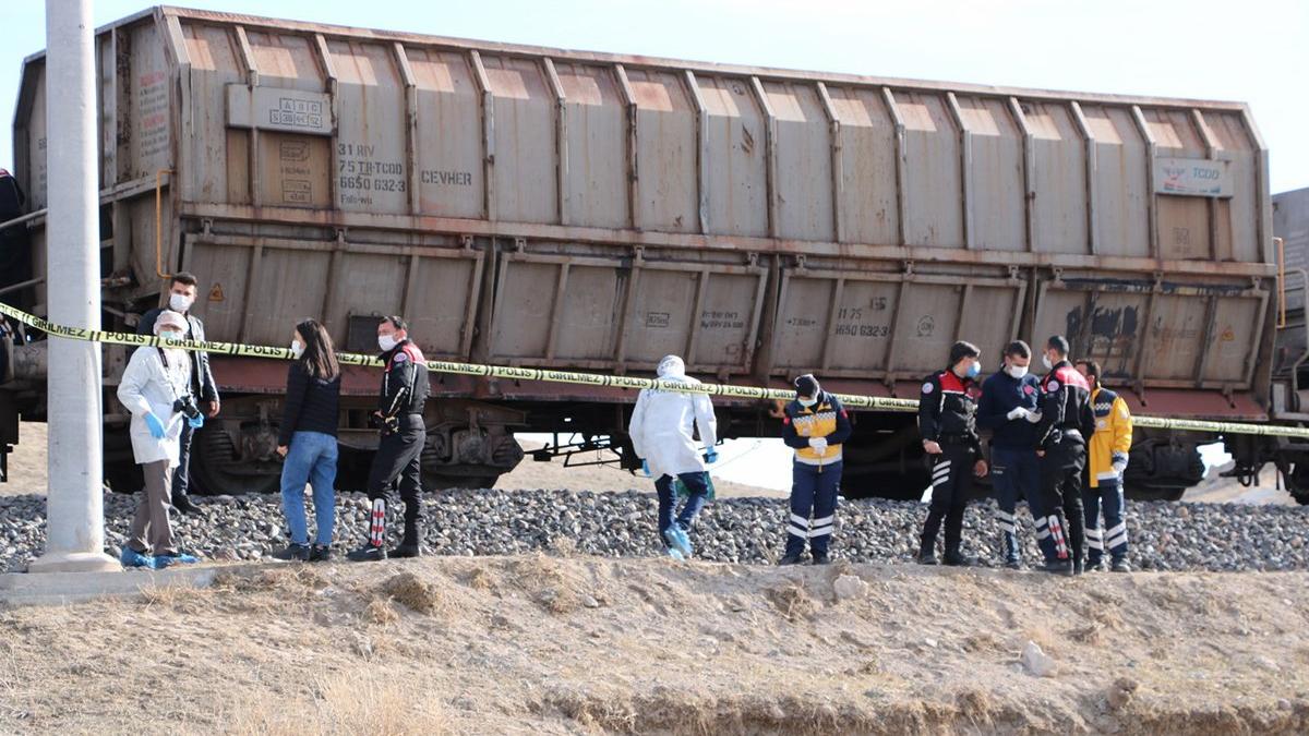 Yük treninin altında feci şekilde can verdi