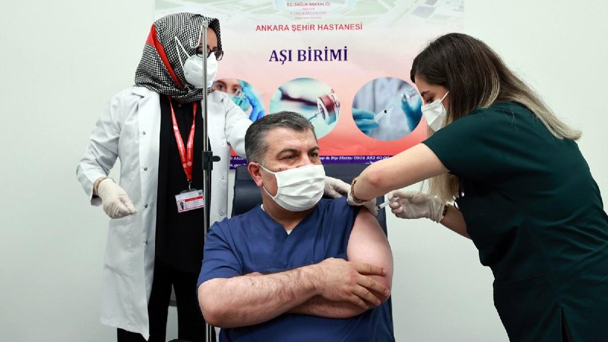 Bakan Koca 2. doz corona aşısını oldu