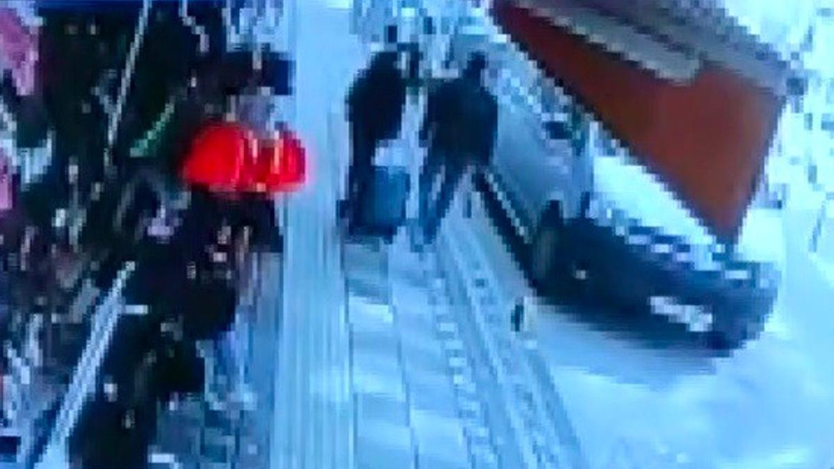 16 yaşındaki kızını sokak ortasında boğazından bıçakladı