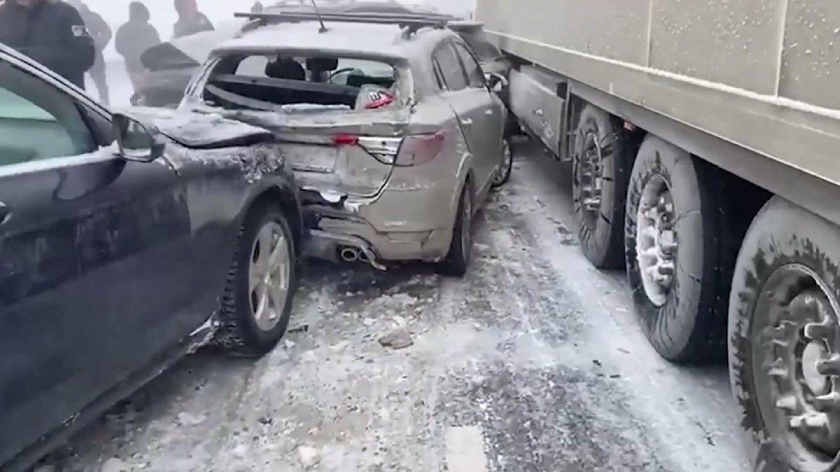 Zincirleme kaza: 22 araç birbirine girdi