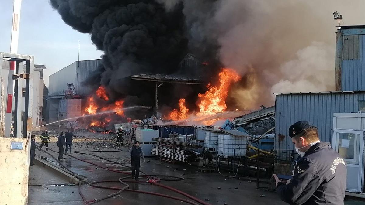 Geri dönüşüm fabrikasında yangın