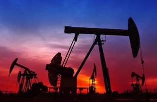 Brent petrolün varil fiyatı 1 yıl sonra yeniden 59 doları gördü