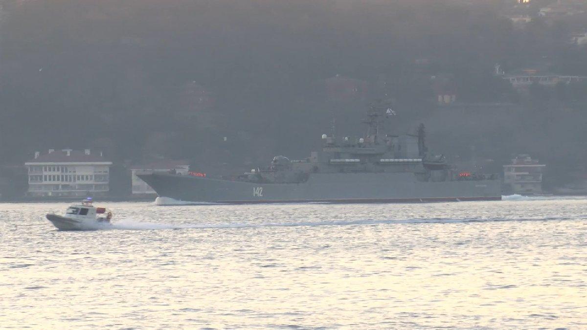 Rus savaş gemisi İstanbul Boğazı'ndan geçti