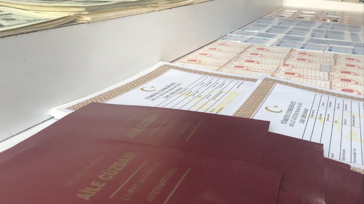 Kalpazanlar sahtesini basmış: Dolar, MİT kartı, evlilik cüzdanı...