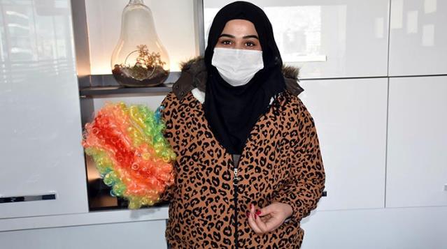 Sosyal medya dolandırıcıları durmak bilmiyor! Sarı peruk sipariş etti, kutudan palyaço peruğu çıktı