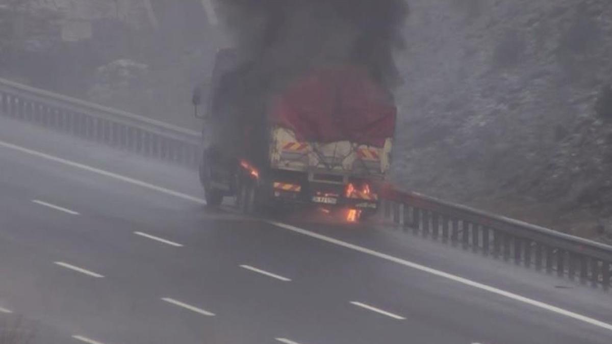 Sabun yüklü kamyon alev alev yandı