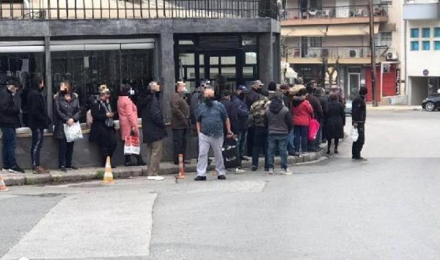 Silahlanmada hız kesmeyen Yunanistan'da kriz derinleşiyor: Bedava yemek için metrelerce kuyruk