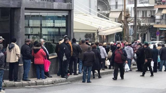 Silahlanmada hız kesmeyen Yunanistan'da ekonomik kriz derinleşiyor: Bedava yemek için metrelerce kuyruk