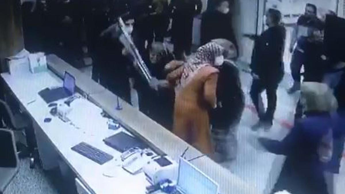 20 kişilik grup sağlık çalışanlarına saldırdı! Dehşet kamerada