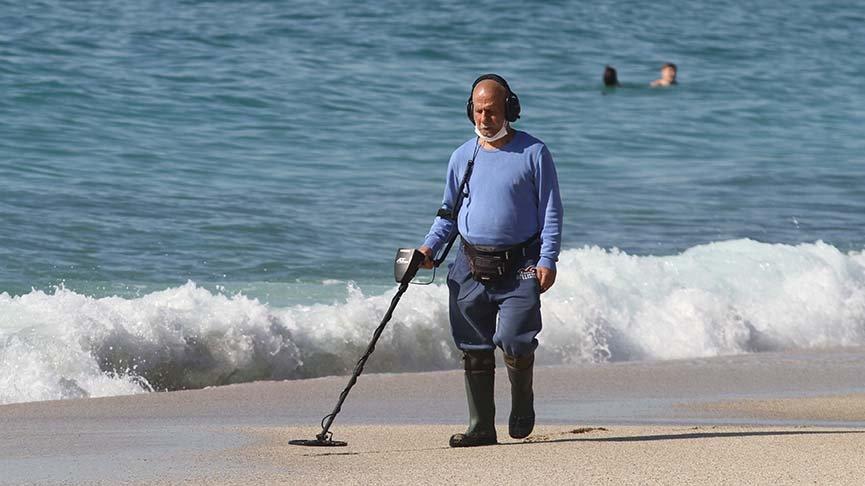 Fırtına sonrası eline dedektör alan sahile koştu
