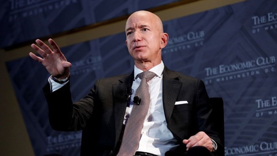 182 milyar dolar kişisel serveti ile dünyanın en zengin insanı olan Jeff Bezos, yılın üçüncü çeyreği itibariyle görevini Andy Jassy'ye devredecek.