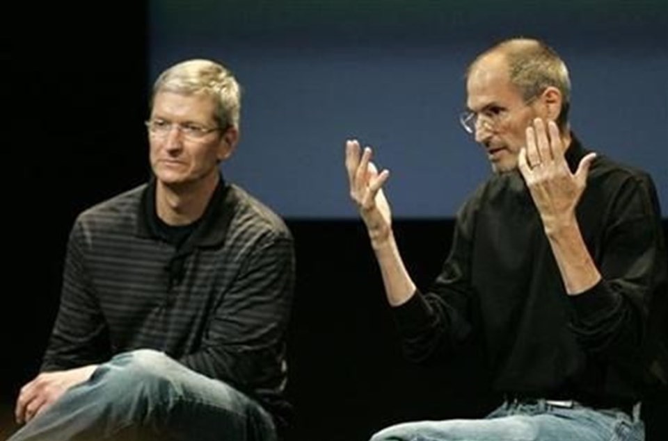 7 yıldan boyunca mücadele ettiği kansere yenik düşen Steve Jobs (sağda), 2011 yılında hayatını kaybetmiş, Apple'ın başına ise Tim Cook geçmişti.