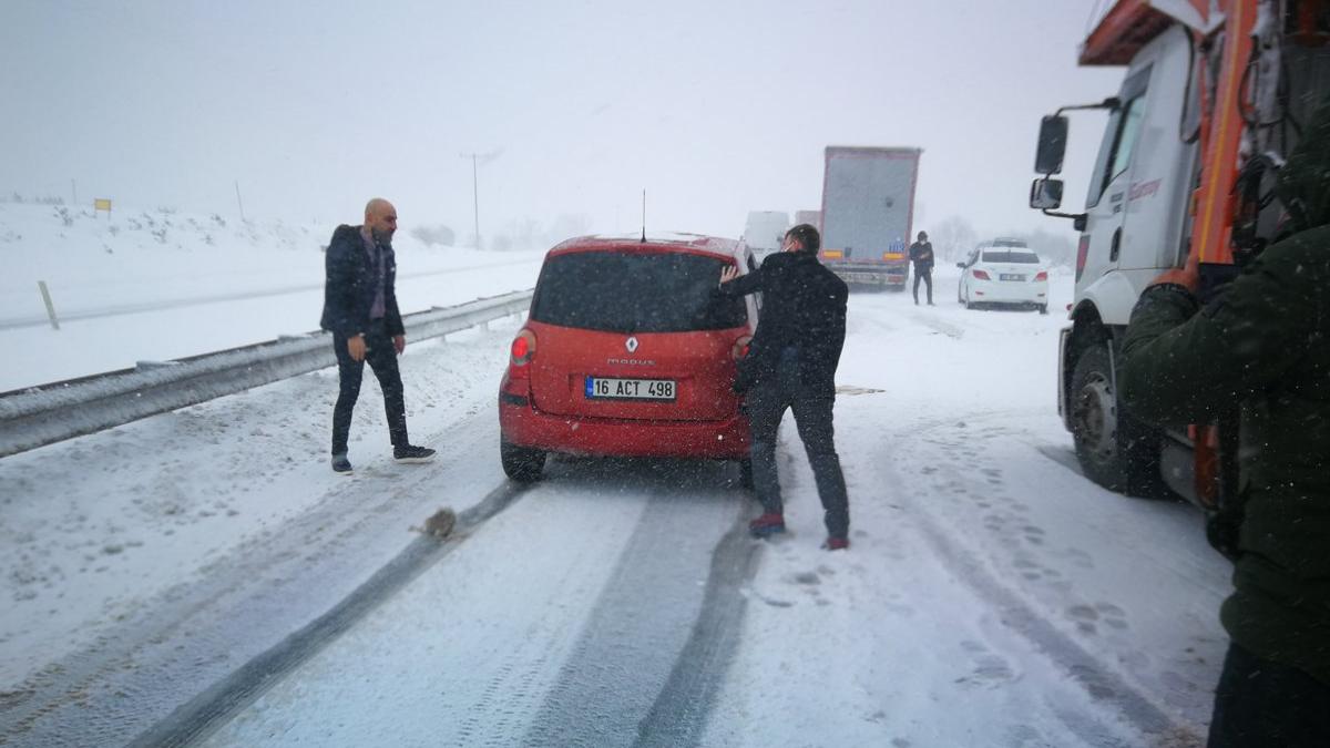 Bu görüntüler az önce SÖZCÜ Muhabiri tarafından çekildi...İstanbul-Yalova-Bursa-Balıkesir Karayolu felç