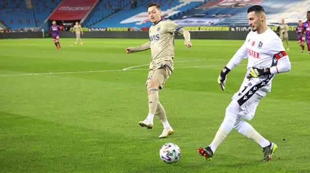 Uğurcan Çakır, Fenerbahçe maçının ilk yarısında 4 net kurtarış yaparak takımını ayakta tuttu