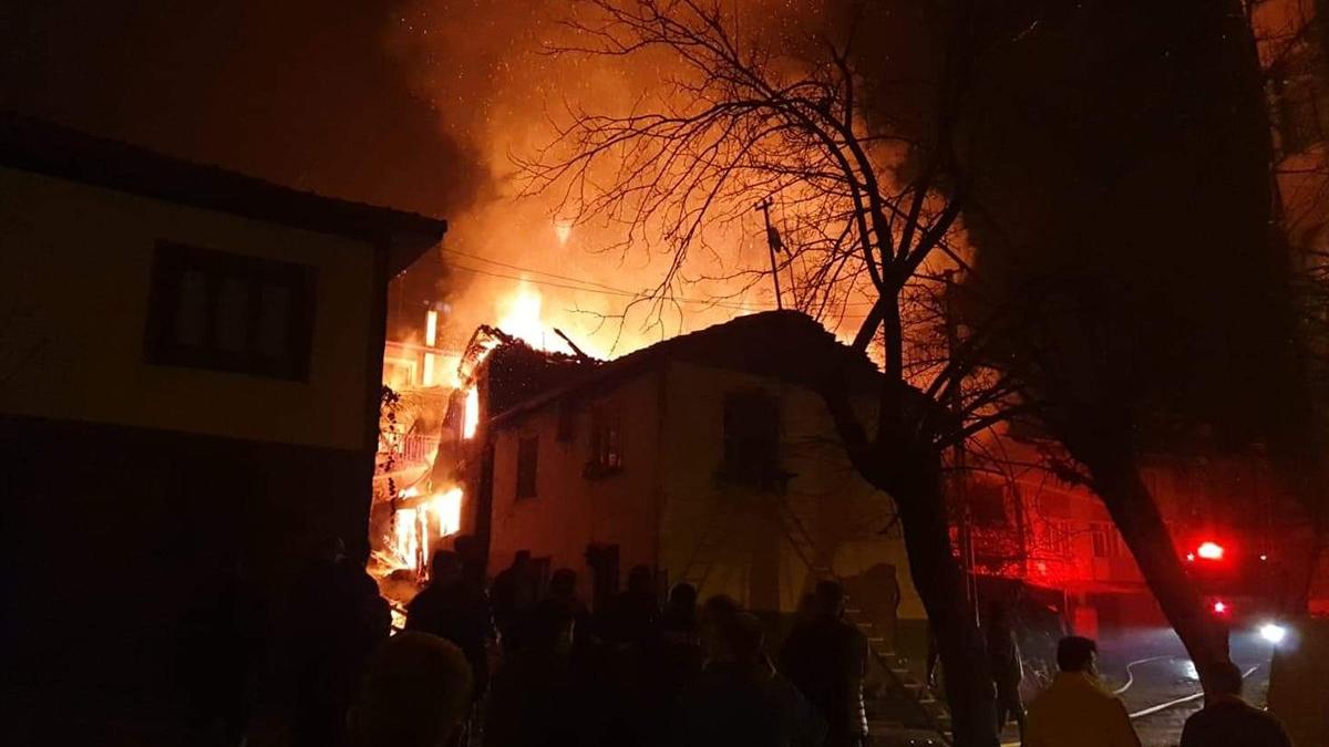 Yangın sonrası patlama! 2 ev kül oldu, 1 itfaiye eri yaralandı