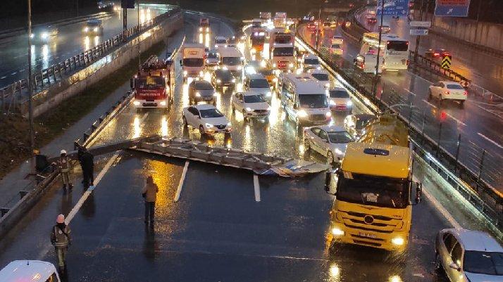 İstanbul'da yön tabelası devrildi: Trafik kilitlendi