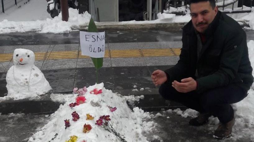 Esnaf kardan mezar yaptı, 'esnaf öldü' diye dua etti