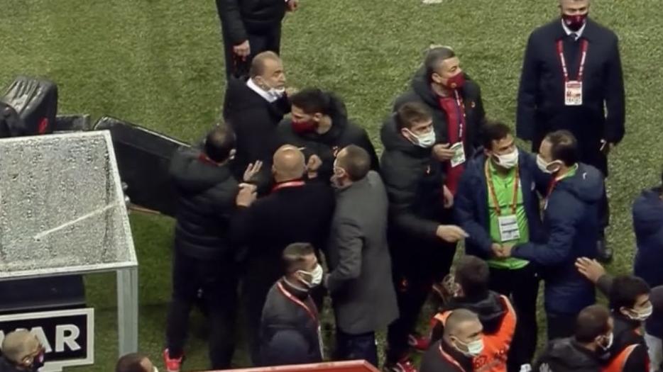 Fatih Terim çılgına döndü! Galatasaray Çaykur Rizespor maçında gerginlik...