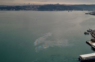 İstanbul Boğazı’nda çevre kirliliği havadan görüntülendi