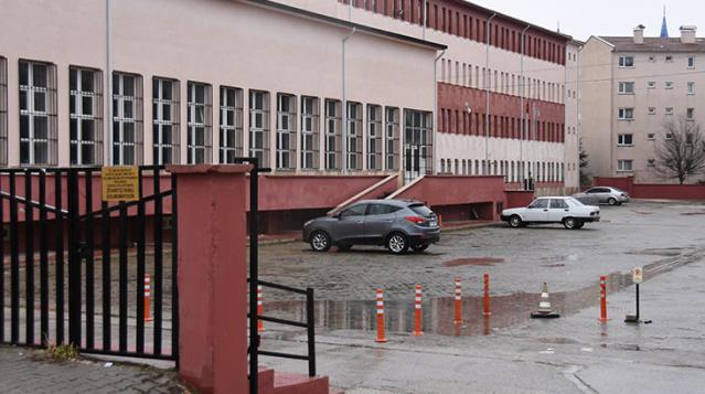 3 sınavda gözetmenlik yapan öğretmen koronaya yakalandı! 34 öğrenci karantinada