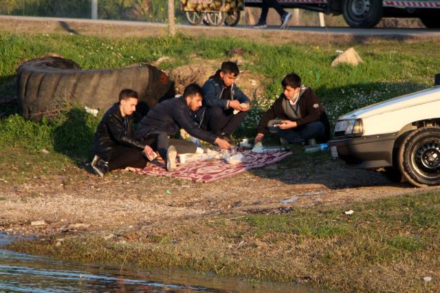 Adana'da mesire alanlarında yasak olunca teknede mangal yaktılar