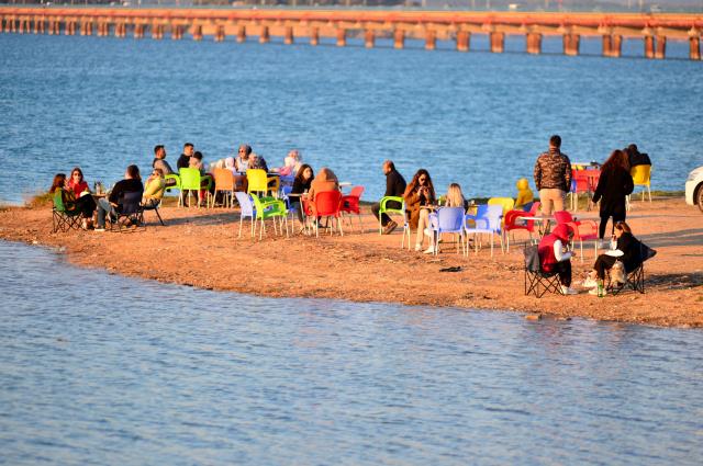 Adana'da mesire alanlarında yasak olunca teknede mangal yaktılar