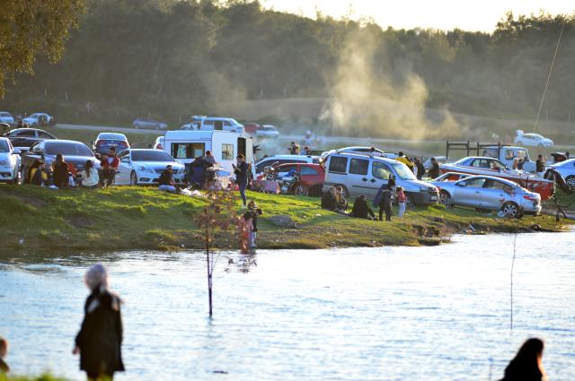 Adana'da mesire alanlarında yasak olunca teknede mangal yaktılar