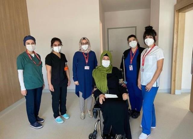 Annesini koronadan kaybeden İkbal Gürpınar ölüm haberini nasıl aldığını anlattı: Bağırışımla hastaneyi inlettim