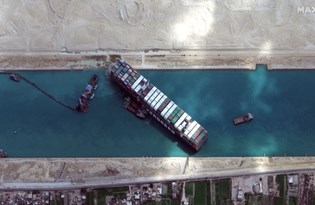 Süveyş kanalı tamamen trafiğe açıldı