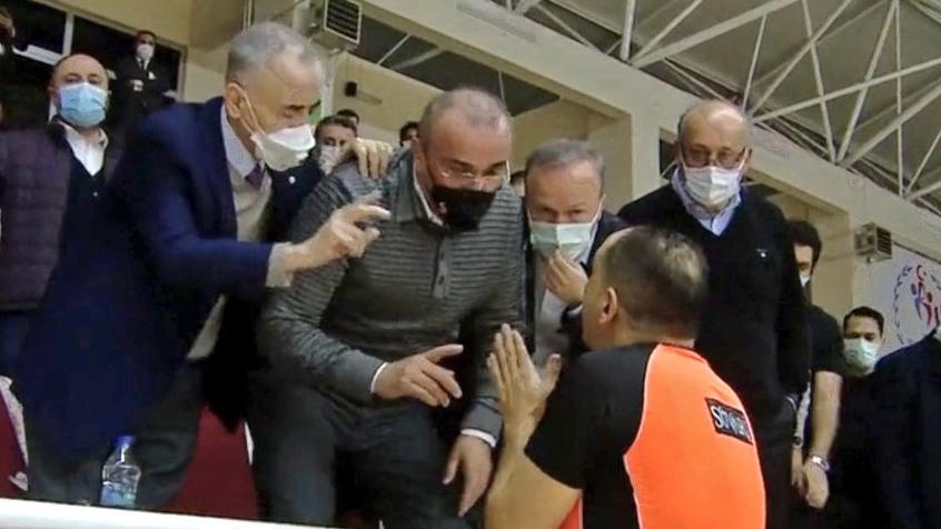 Galatasaray, Büyükçekmece Basketbol'a mağlup oldu ortalık karıştı