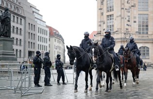 Almanya’da Covid-19 tedbirlerinin süresi uzatıldı