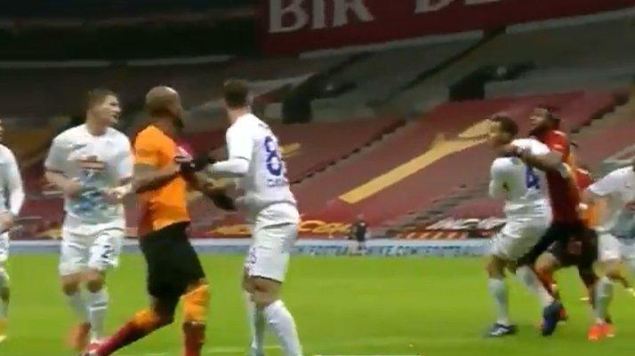 Galatasaray'ın golü öncesi büyük tartışma! Luyindama'nın hareketi...