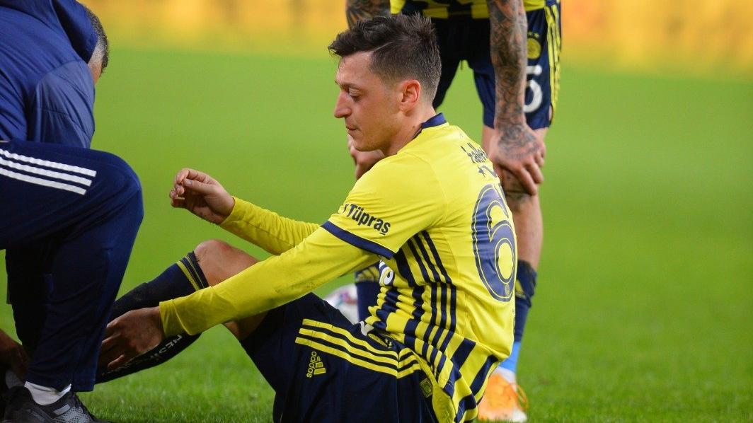 Son dakika | Fenerbahçe'de Mesut Özil şoku! Bileği döndü...