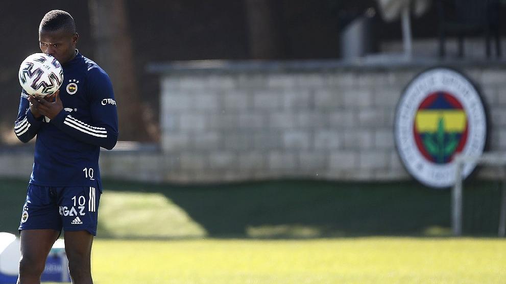 Fenerbahçe'de Mbwana Samatta'ya büyük destek! Uçakta moral tezahüratı...