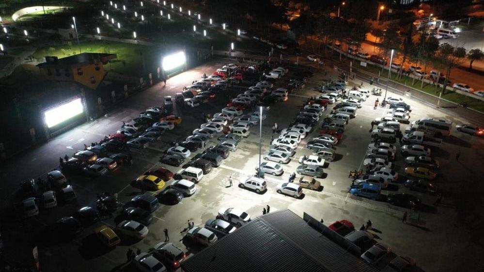 Açık havada Beşiktaş-Fenerbahçe derbisi keyfi