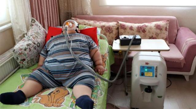 Hormon eksikliği yüzünden 90 kiloya ulaşan 5 yaşındaki çocuk çaresizce yardım bekliyor