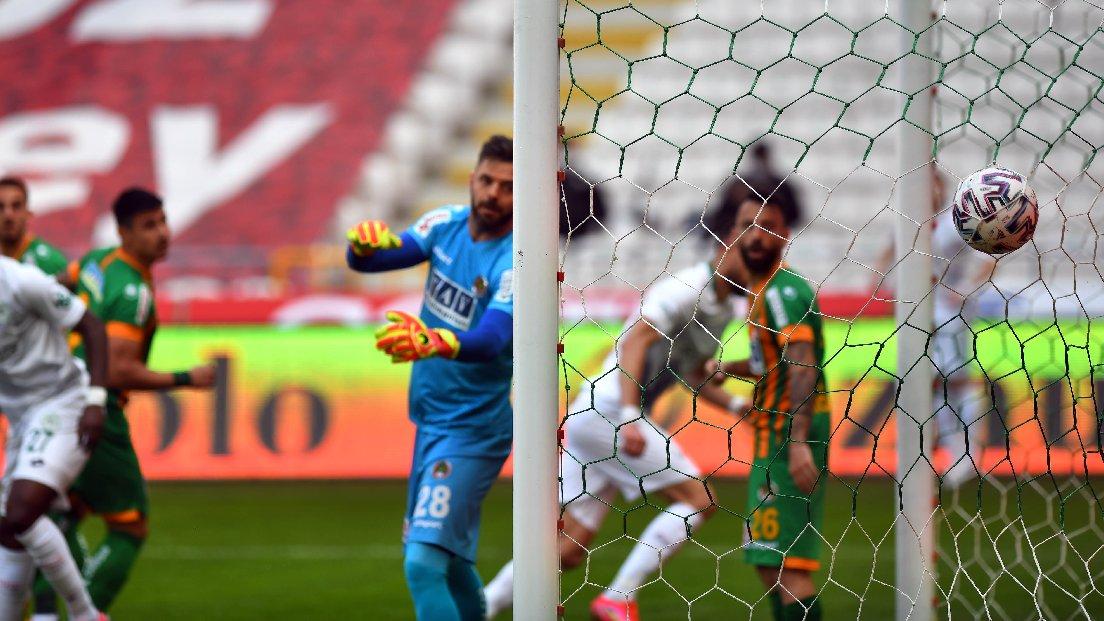 Konyaspor-Alanyaspor maçında altın vuruş... Tek gol üç puana yetti