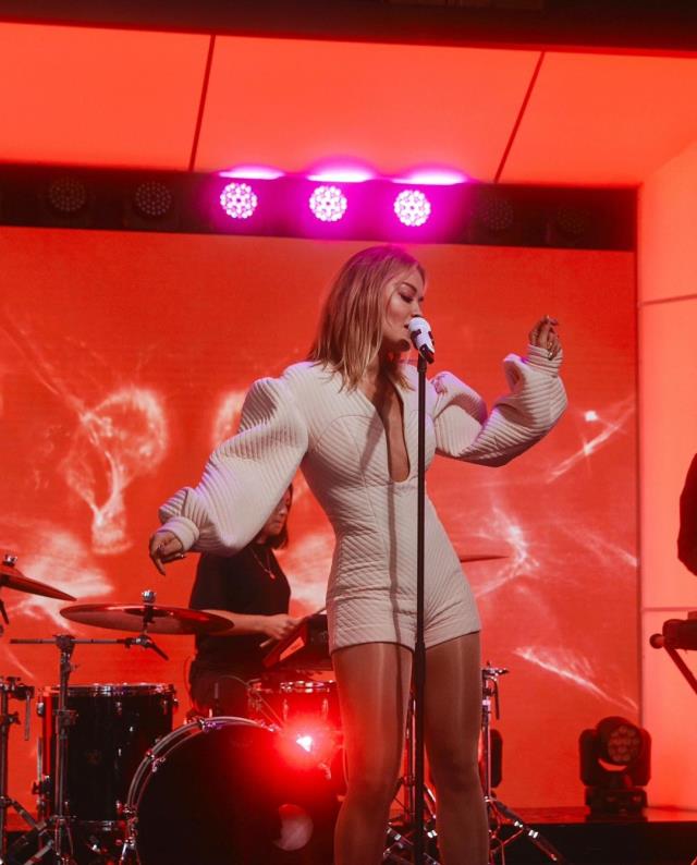 Karantina kurallarını ihlal edince tepki çeken Rita Ora, jürisi olduğu programdan kovuldu