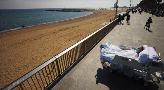 Koronavirüs nedeniyle 114 gün boyunca yoğun bakımda kalan adam, iyileştikten hemen sonra gün ışığına çıktı