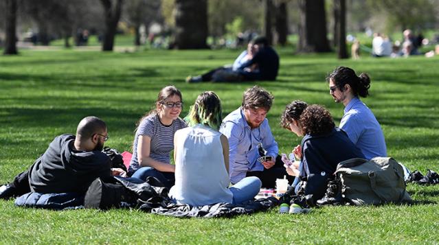 Kısıtlamaların hafifletildiği İngiltere'de halk park ve bahçelere akın etti