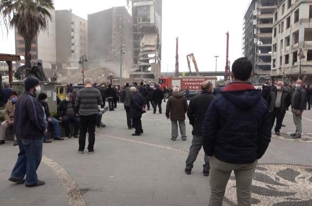 Meydana toplanan kalabalık, binaların yıkılmasını film izler gibi izliyor