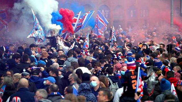 Rangers'ta taraftarlar şampiyonluk kutlamalarında pandemi kurallarını hiçe saydı