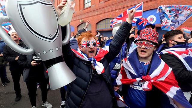Rangers'ta taraftarlar şampiyonluk kutlamalarında pandemi kurallarını hiçe saydı