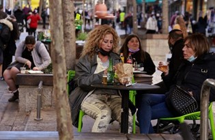 İsrail'de aşı olanlara kafe ve restoranlar serbest