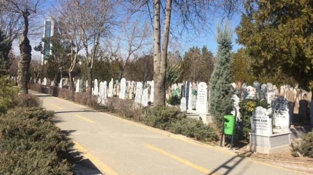 Risk haritasında kırmızıya boyanan Konya'da dolan mezarlıklar defin işlemlerine kapatılıyor