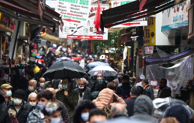 Sağlık Bakanı Fahrettin Koca uyarsa da vatandaş dışarı akın etti, İstanbul'da trafik yoğunluğu %76'yı buldu