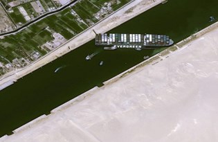 Süveyş Kanalı'nda karaya oturan geminin sahibi özür diledi