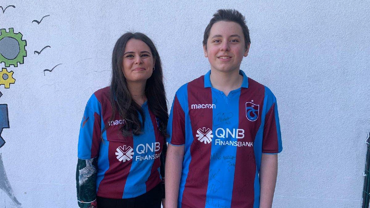 Sınavda tüm soruları doğru yanıtlayan öğrenci, Galatasaraylı öğretmenine Trabzonspor forması giydirdi