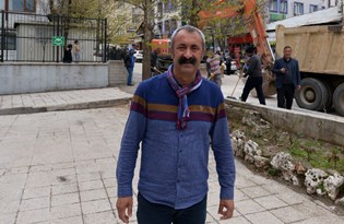 TKP'li Maçoğlu, Tunceli Belediyesi önündeki duvarları yıktırdı