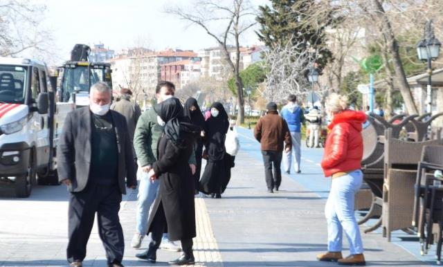 Uyarılar işe yaramıyor! Koronanın durdurulamadığı ilimizde endişelendiren görüntüler